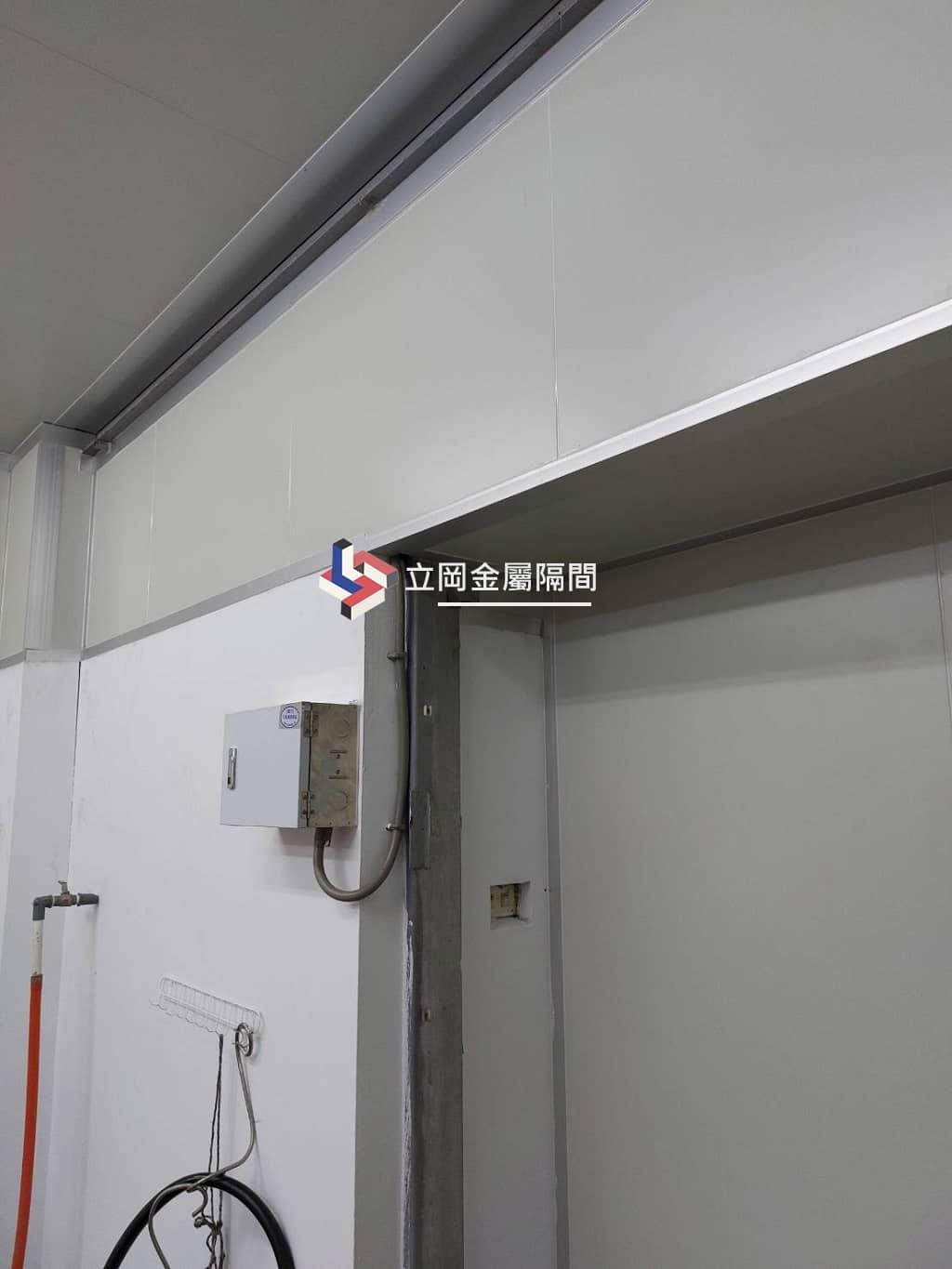 烤漆PU庫板-耐燃一級。使用防水材料，地軌使用R角鋁料 施作範圍：隔間四周圍隔間含天花板(耐燃一級) 天花板：矽酸鈣pvc貼皮